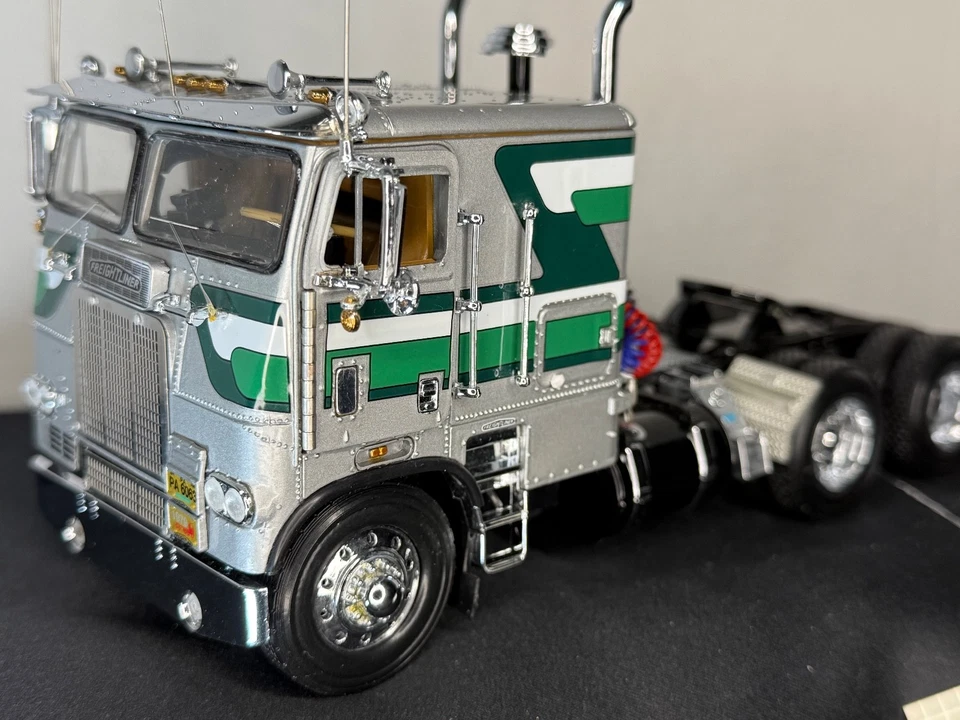 Semirremolque Franklin Mint Precision 1979 FreightLiner con remolque 1:32 Foto 2 de 4