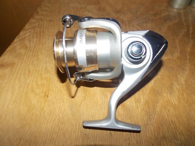 daiwa 2500 sweep fire front drag spinning fishing reel Daiwa Sweepfire 2500-2B Spinning Reel W/Tournament Drag (Smooth & Clean)  12/26