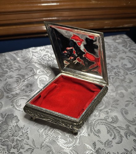 Scatola portagioie vintage argento Repousse Diamond con velluto rosso, figure vittoriane ~ Giappone - Foto 7 di 10
