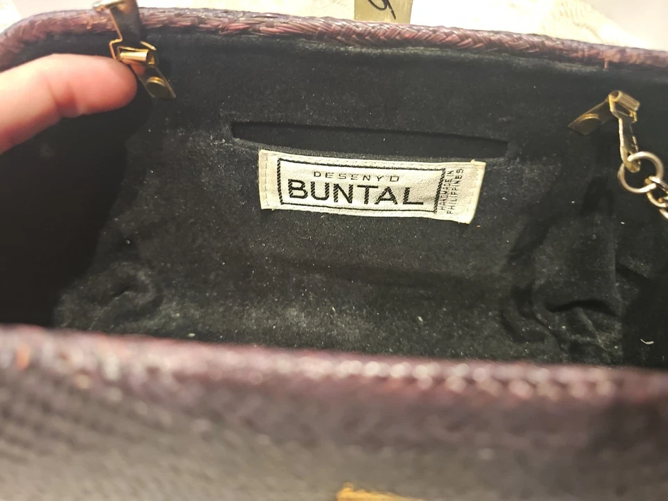 Bolso sin asas vintage Desenyo Buntal de paja color ciruela con detalles de cadena en tono dorado Foto 3 de 4