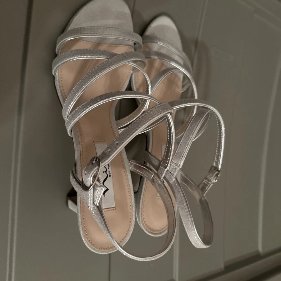 Sandalia para damas Nina New York Genaya plateada reflectante elegante con tiras talla 9 M de EE. UU. Foto 4 de 4