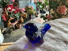 FENTON ART GLASS 2004 COBALT BIRD HP HOLIDAY PARADE OF ANIMALS FIGURINE