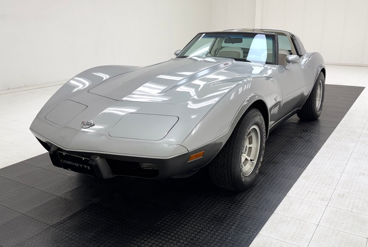1978 Silver Metallic Chevrolet Corvette   | C3 Corvette Photo 2