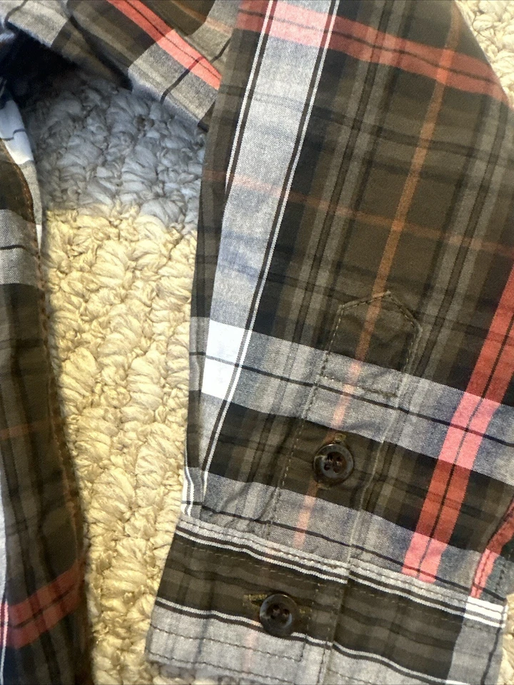 Camisa Burberry para niño a cuadros con botones delanteros talla 5 apenas usada con pantalones oliva talla 4 Foto 3 de 4