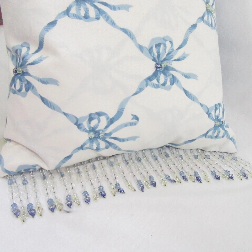 Travesseiro decorativo Waverly Bows Jolie azul Schumacher personalizado com miçangas - Imagem 2 de 4