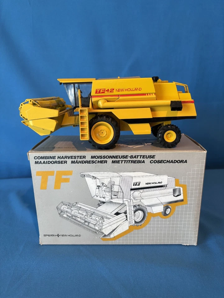 Cosechadora vintage 1/42 NZG Sperry New Holland TF42 #269, abierta para fotos Foto 4 de 4