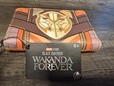 Cartera Loungefly Marvel Black Panther Wakanda Forever Okoye Juegos con disfraces