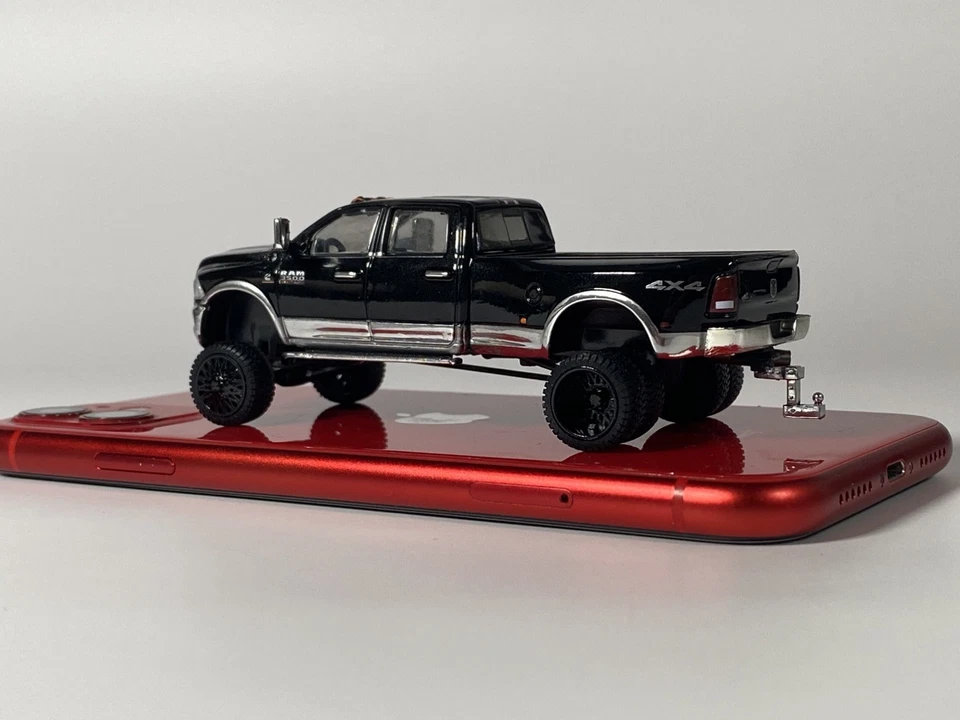Camioneta pickup de juguete modelo diecast doble Dodge Ram 3500 personalizada/elevada I/64 Foto 4 de 4