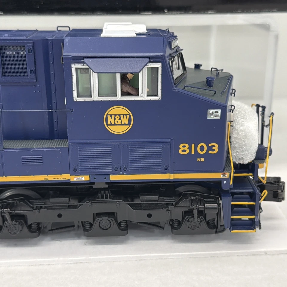 MTH Premier NS Heritage 20-20276-3 Norfolk & Western Non-Powered ES44AC O Used - Image 4 of 4