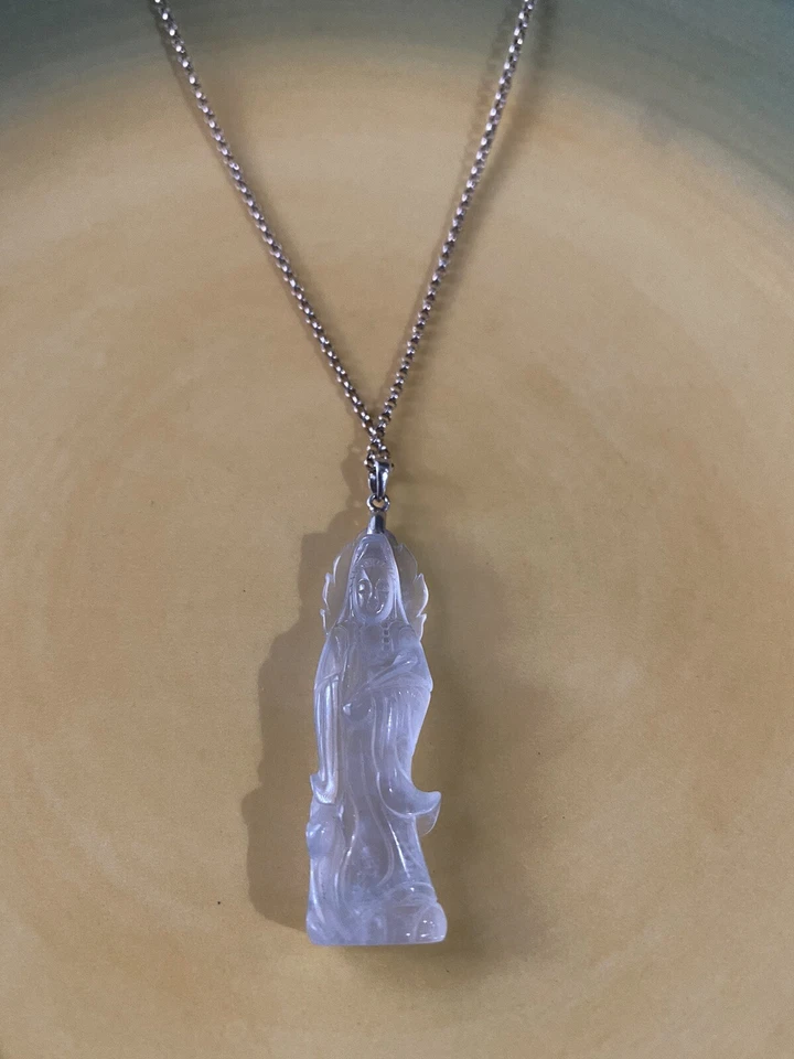 Collar de cadena transparente de jadeíta helada sobre oro Foto 3 de 4