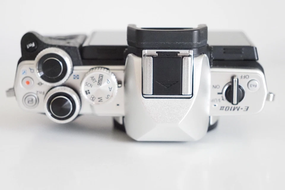 Olympus OM-D E-M10 Mark II, silber, 2640 Klicks, MFT Micro Four Thirds, sehr gut - Bild 4 von 4