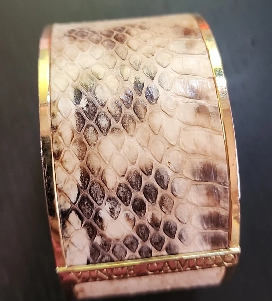 Pulsera Brazalete VINCE CAMUTO Estampado Serpiente Cuero Ancho Crema Marrón y Dorado Tono Foto 2 de 4