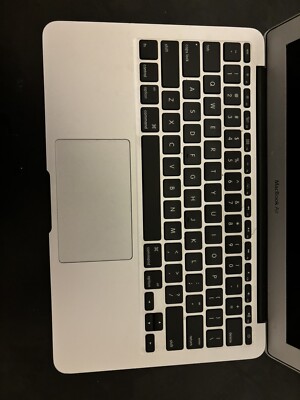 Apple MacBook Air 11.6 in (128GB SSD, Intel Core i5-5250U, 1.60 GHz, 4GB) Laptop