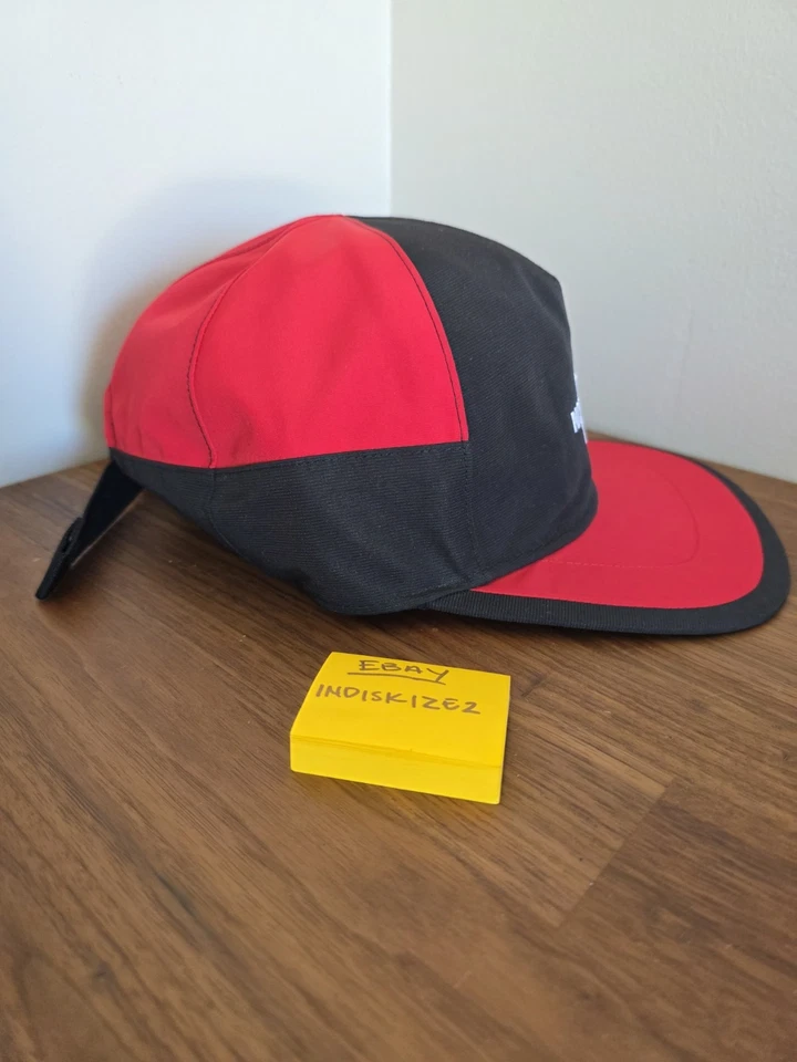 Gorra The North Face Mountain Goretex 5 paneles roja negra unisex con tirantes Foto 2 de 4