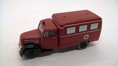 Brekina 30713 Robur Garant Feuerwehr rot Koffer RTW Rettungswagen DDR (58)