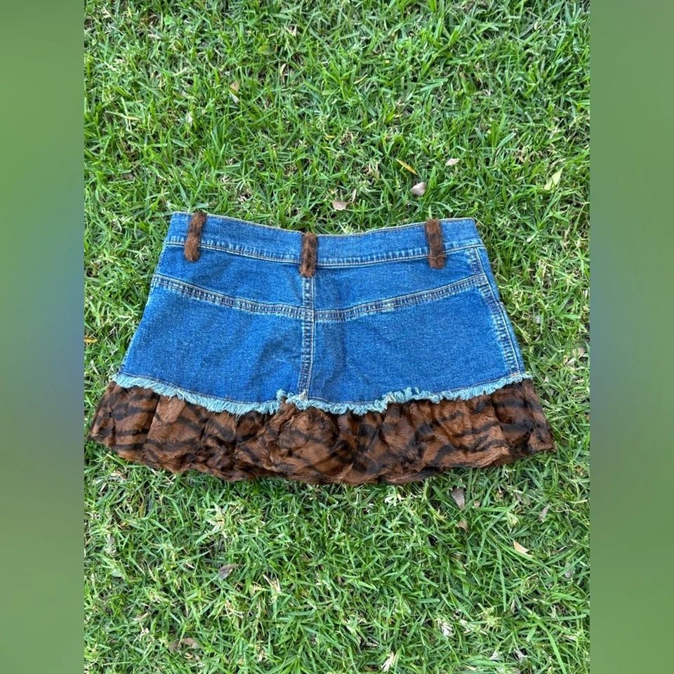 Minifalda vintage de tiro bajo Y2K con piel sintética difusa a rayas de tigre dobladillo aleteado talla SM Foto 2 de 4