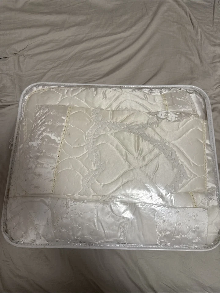 G. & A. Hermes CO. PTY. LTD Queen Bed Spread & 2pcs Pillow Case - Image 2 of 2