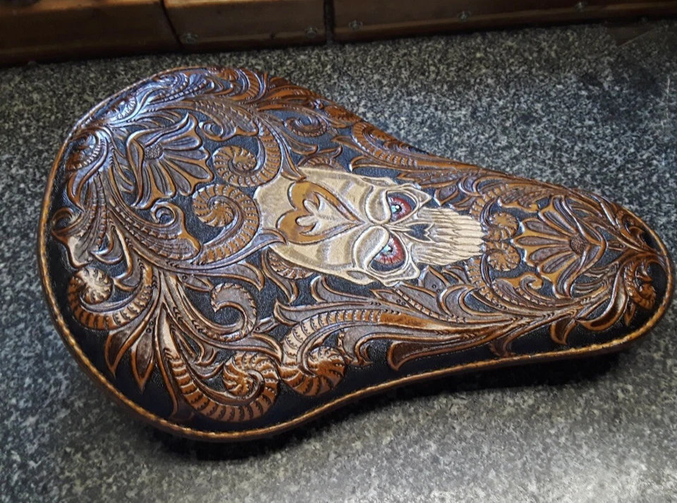 Picadora, asiento bobber 100 % mecanizada y cosida a mano.  Cara de calavera de filigrana bronceada Foto 3 de 4