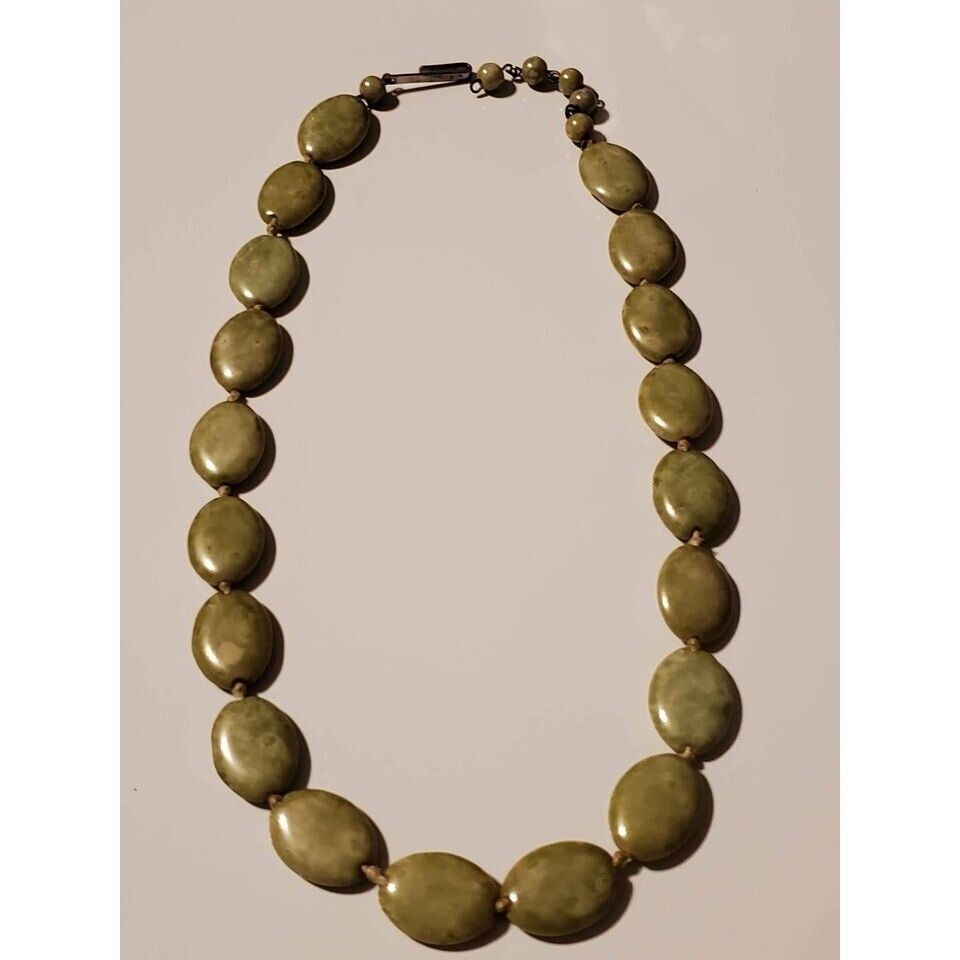 Vintage Green flat Stone Knotted bead necklace ch… - image 1