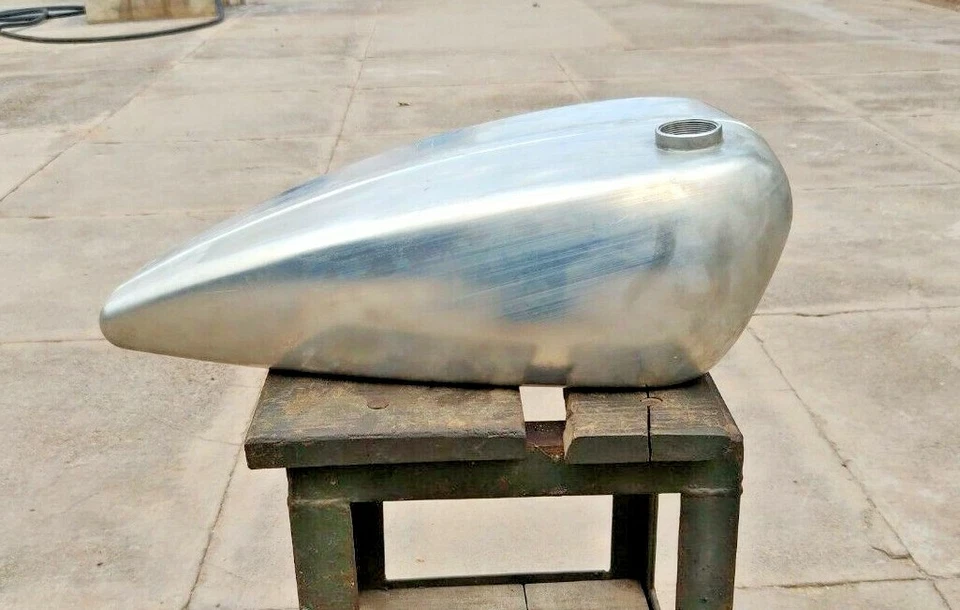 INDIAN FOUR 1929 - 1931 TANQUE DE GASOLINA PARA MOTOCICLETA (HECHO A PRESIÓN) CON UN SOLO ORIFICIO Foto 3 de 4