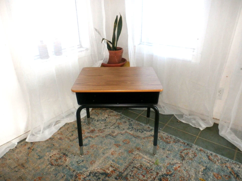 Escritorio Virco Estudiante Laminado ROBLE TAPA con Patas AJUSTABLES + Caja de Libros Foto 2 de 4