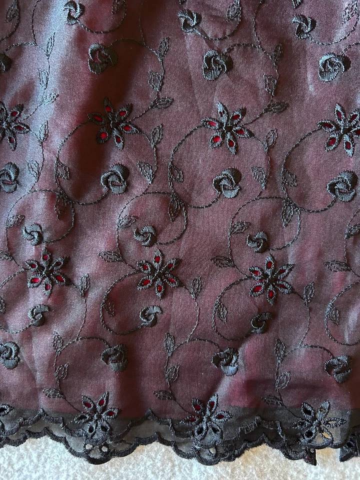 Saia de renda vintage anos 90 Y2K gótica preta vermelha ilhós de seda caprichosa talbots pequena - Imagem 3 de 4