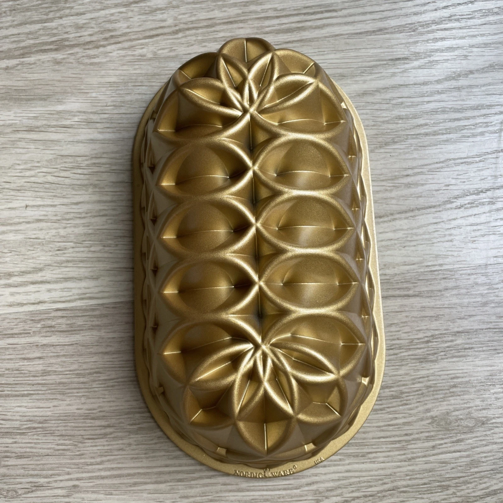 Nordic Ware - 82677 - Jubilee Loaf Pan Bundt Bundt® Pan - Very Good Condition
Opens in a new window 