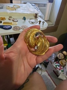 Authentic Vtg 1960s Castlecliff Textured Gold Plated Swirl Feather Statement Brooch
