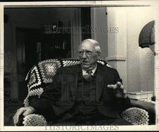 1985 Press Photo Dr. Robert Bradley i his New York home - tua64519