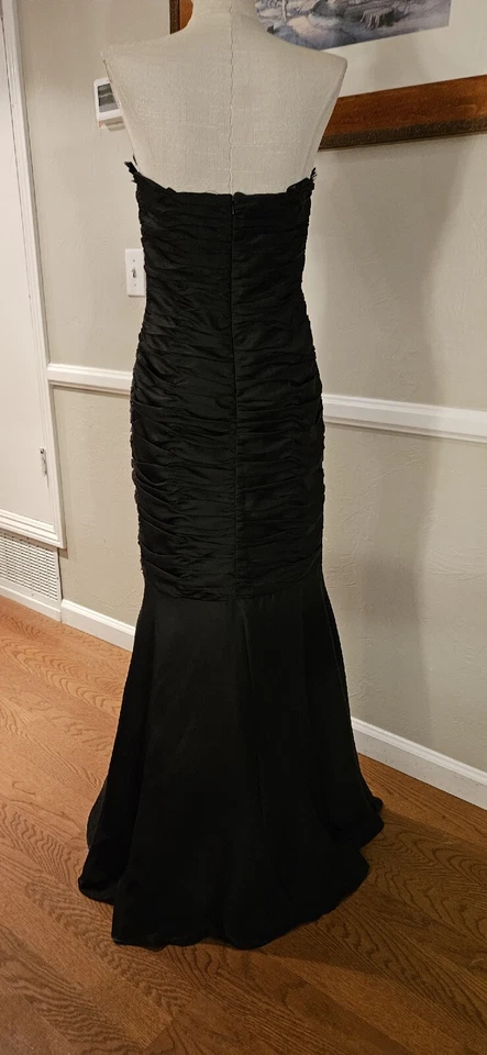 Vestido Diva Couture negro con volantes y detalles de plumas de Brasil Foto 2 de 4