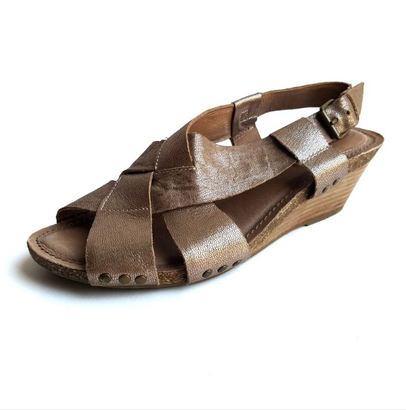 Adam Tucker By Me Too Women's Tarin Sandal Soft Leather Wedge Metalic Gold