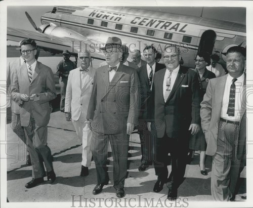 1956 Press Photo President Truman and others at General Mitchell field in Milwau - Picture 1 of 2