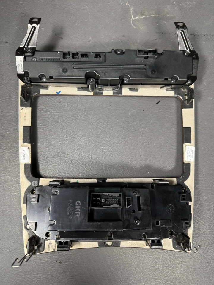 2003 梅赛德斯奔驰 C320 前仪表板交流控制带装饰 — 第 2/4 张图片