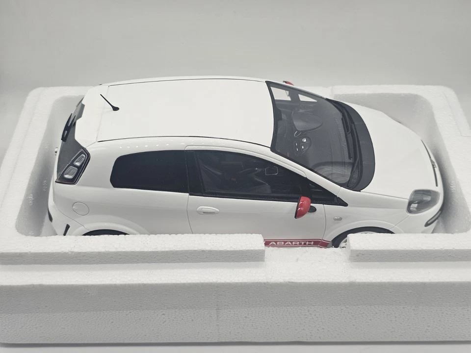 Fiat Punto Abarth EsseEsse 2010 Bianco 1:18 Ottomobile In Box - Immagine 3 di 4