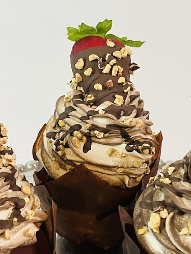 Künstliche Lebensmittel Gefälschte Cupcakes Erdbeere mit Nüssen 3er Set - Bild 3 von 7