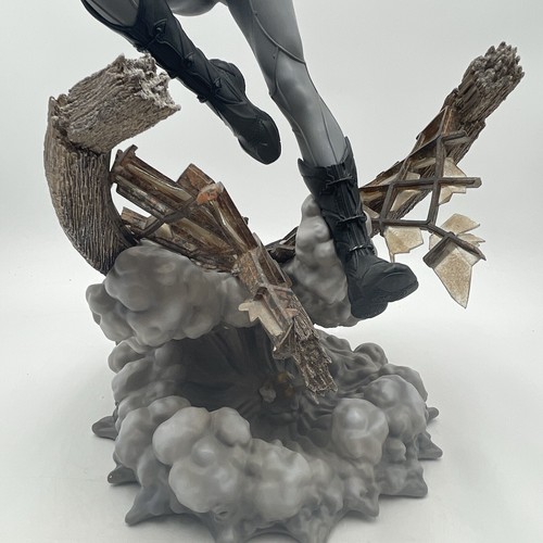 DC Comics Sideshow Batgirl/Barbara Gordon Premium Format 1/4 Scale Statue LE 104 - Picture 14 of 24