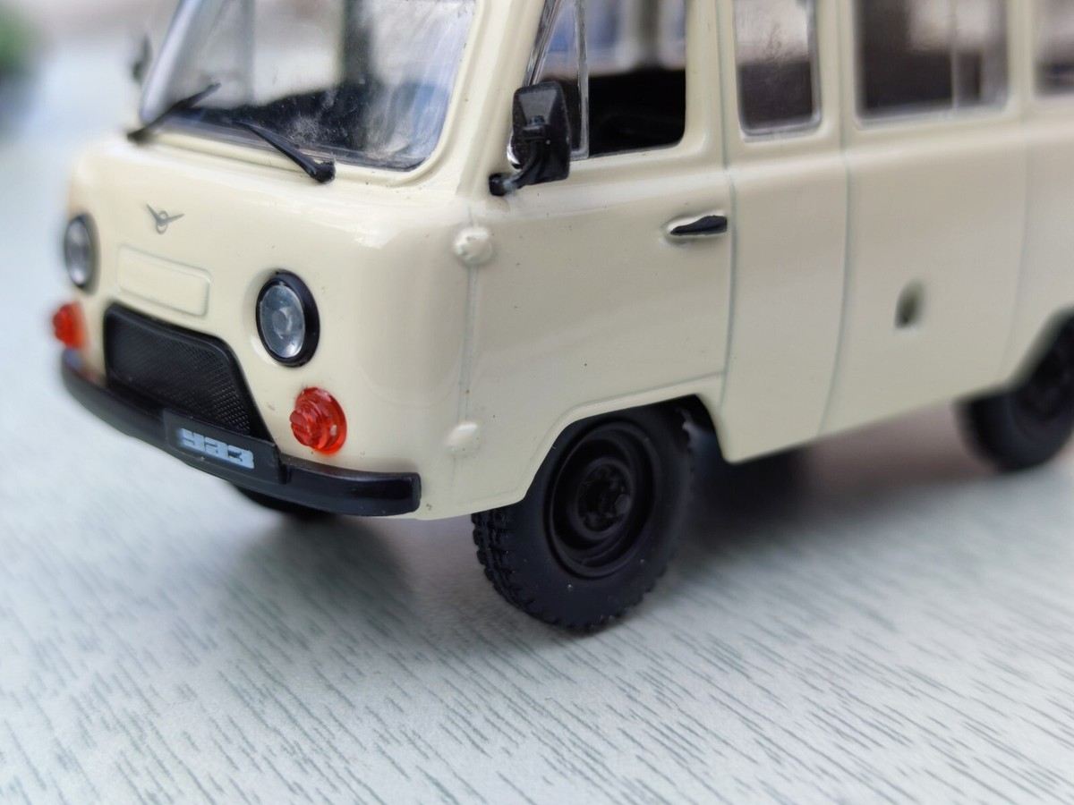 Diecast Soviet car UAZ 452 УАЗ 452 Буханка DeAGOSTINI 1/43