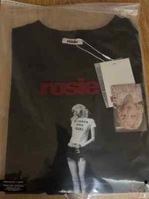 THE HYUNDAI rose popup store BLACK T-SHIRT + PHOTO CARD