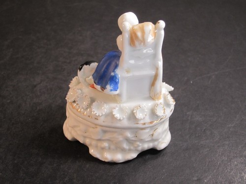 ANTIQUE FAIRING TRINKET BOX GIRL WITH CAT & BALL OF YARN & SEASHELL EDGE TRIM - Picture 7 of 7