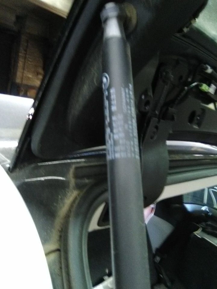 2014 BMW i3 Left Driver Hatchback Strut - Image 2 of 4