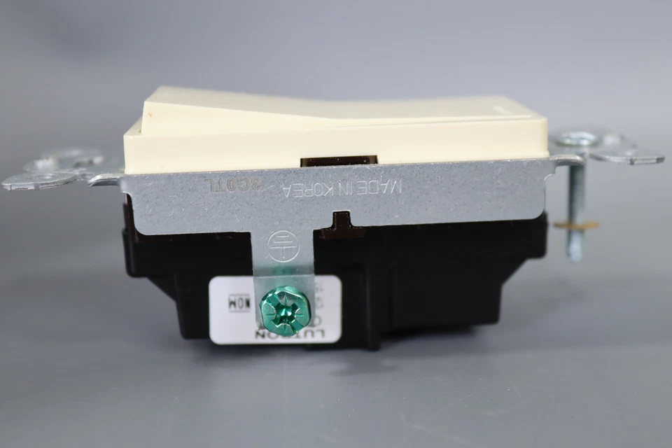 Lutron (01601) - однополюсный переключатель CLARO ACC 15 А - Изображение 3 из 4