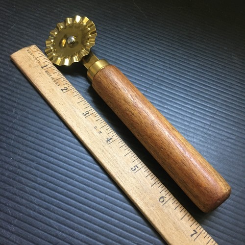 Vintage 1990er Messing geriffelt Rad Schneider für Nudel Gebäck & Ravioli mit Holzgriff - Bild 3 von 4