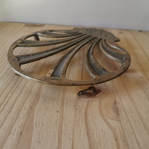 Alte Untersetzer aus Messing Muschel / Ref. A172 - Bild 3 von 10