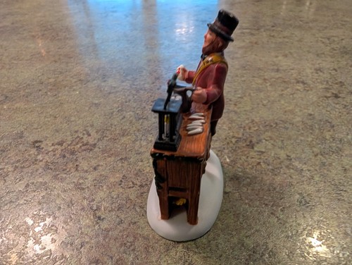 Vintage Dept 56 Beckingham's Christmas Candles Seller Figurine 2.5" - Picture 2 of 7