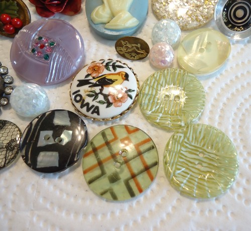 Lot of 23 Antique Vintage Buttons 7/16" to 1 3/8" - Picture 9 of 10