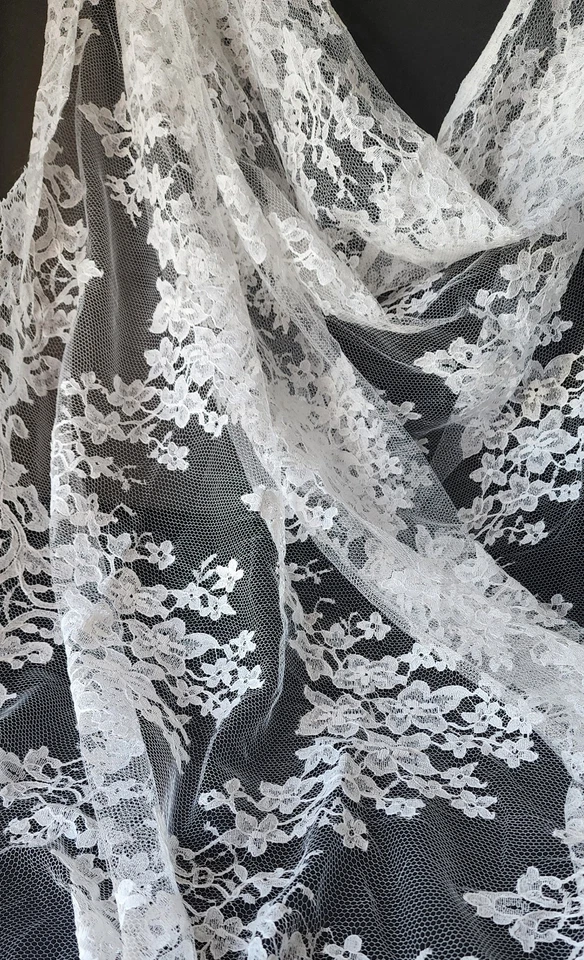 Encaje Chantilly francés vintage - mezcla de algodón blanco roto fino 58" x 59" Foto 4 de 4