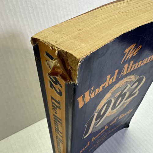 THE WORLD ALMANAC AND BOOK OF FACTS 1962 LARGE SOFTCOVER NICE CON'D - Foto 2 di 5