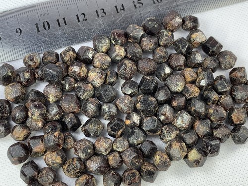 750 Carats Almandine Garnet Crystals. - Bild 6 von 6