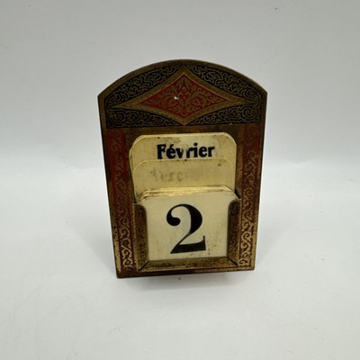 Französischer Ewiger Kalender Vintage. Messing & Emaille mit Ständer