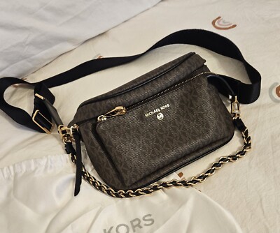 MICHAEL Michael Kors. Sling-Tasche Slater. Medium mit Signature-Logomuster.